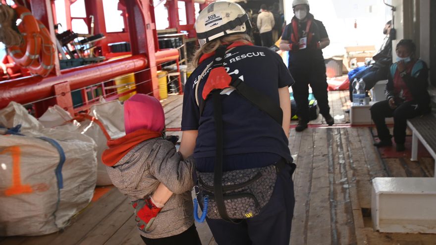 El Ocean Viking con 295 migrantes desembarca en Sicilia tras 10 días de espera