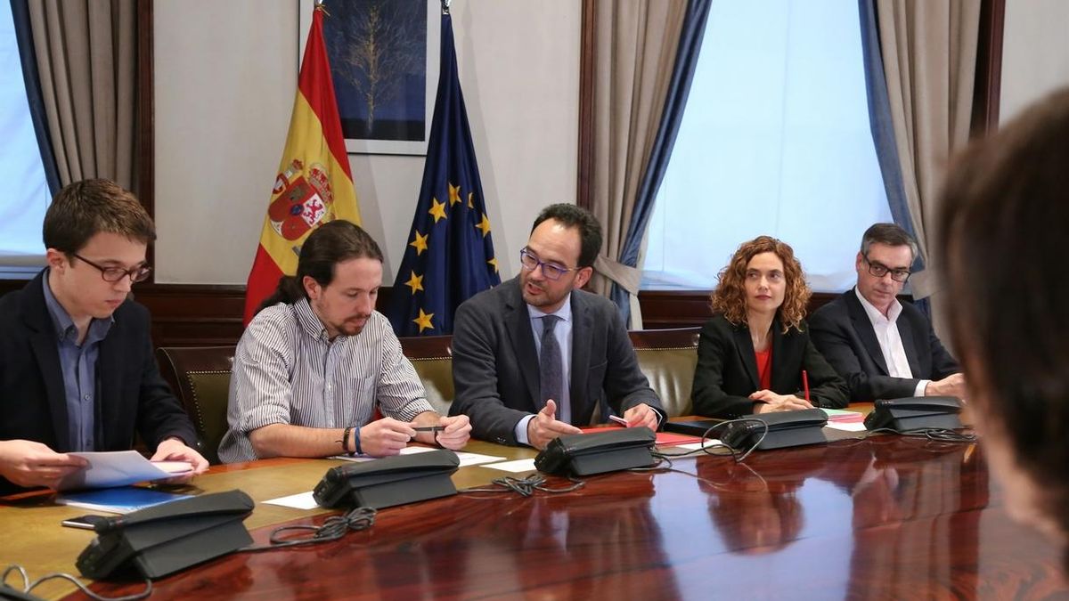 PSOE y Podemos lamentan que, ante la subida de la luz, Rajoy se limite a ejercer de chamán esperando lluvias