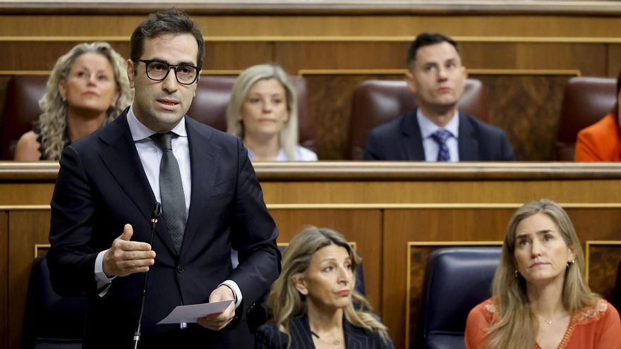 El vicepresidente primero y ministro de Economía, Comercio y Empresa, Carlos Cuerpo, interviene en la sesión de control al Gobierno celebrada este miércoles en el Congreso de los Diputados.