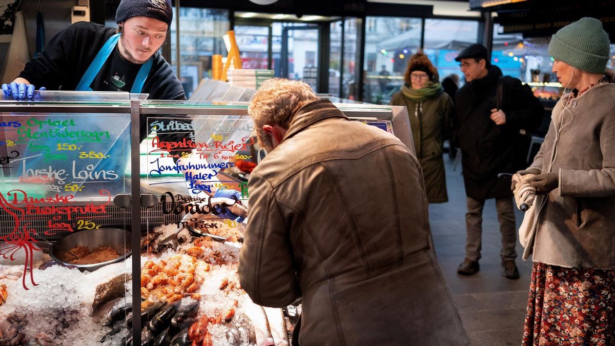 Customers at the fishmarket in Torvehallerne in Copenhagen, Denmark, 01 February 2022. As of today it is no longer mandatory to wear protection mask anywhere in public in Denmark. The Danish Government decided that COVID-19 is no longer categorized as a socially critical disease after 31 January 2022, and lifted its COVID restrictions. (Abierto, Dinamarca, Copenhague)