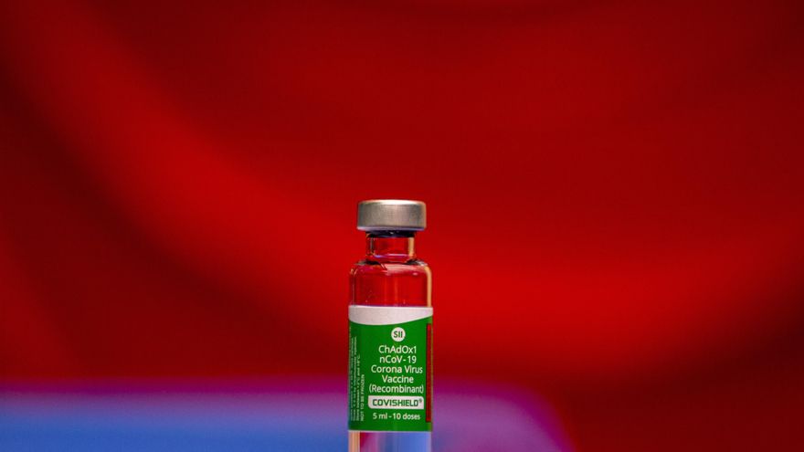 La Comisión de Salud Pública del Consejo Interterritorial del Sistema Nacional de Salud ha optado este jueves por reservar las primeras dosis de la vacuna de AstraZeneca que empezarán a llegar este fin de semana a los profesionales sanitarios y sociosanitarios en activo que no sean de primera línea.EFE/EPA/NARENDRA SHRESTHA/Archivo