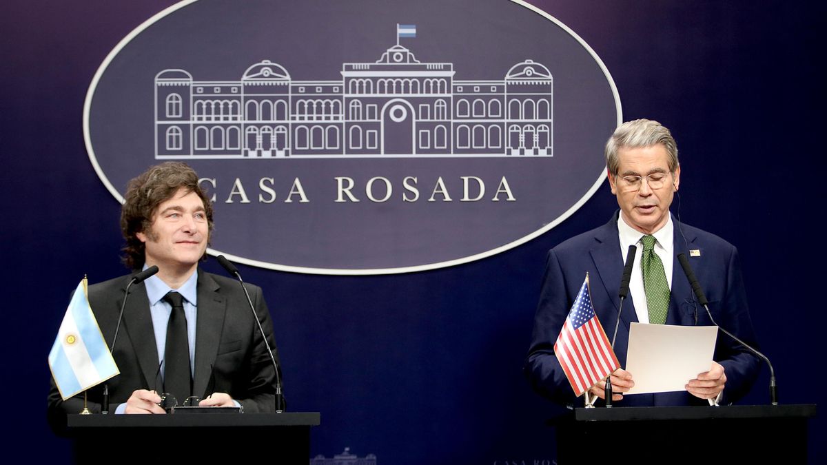 Declaración conjunta de Javier Milei y el Secretario del Tesoro de los Estados Unidos, Scott Bessent, en Casa Rosada, el 13 de abril de 2025.