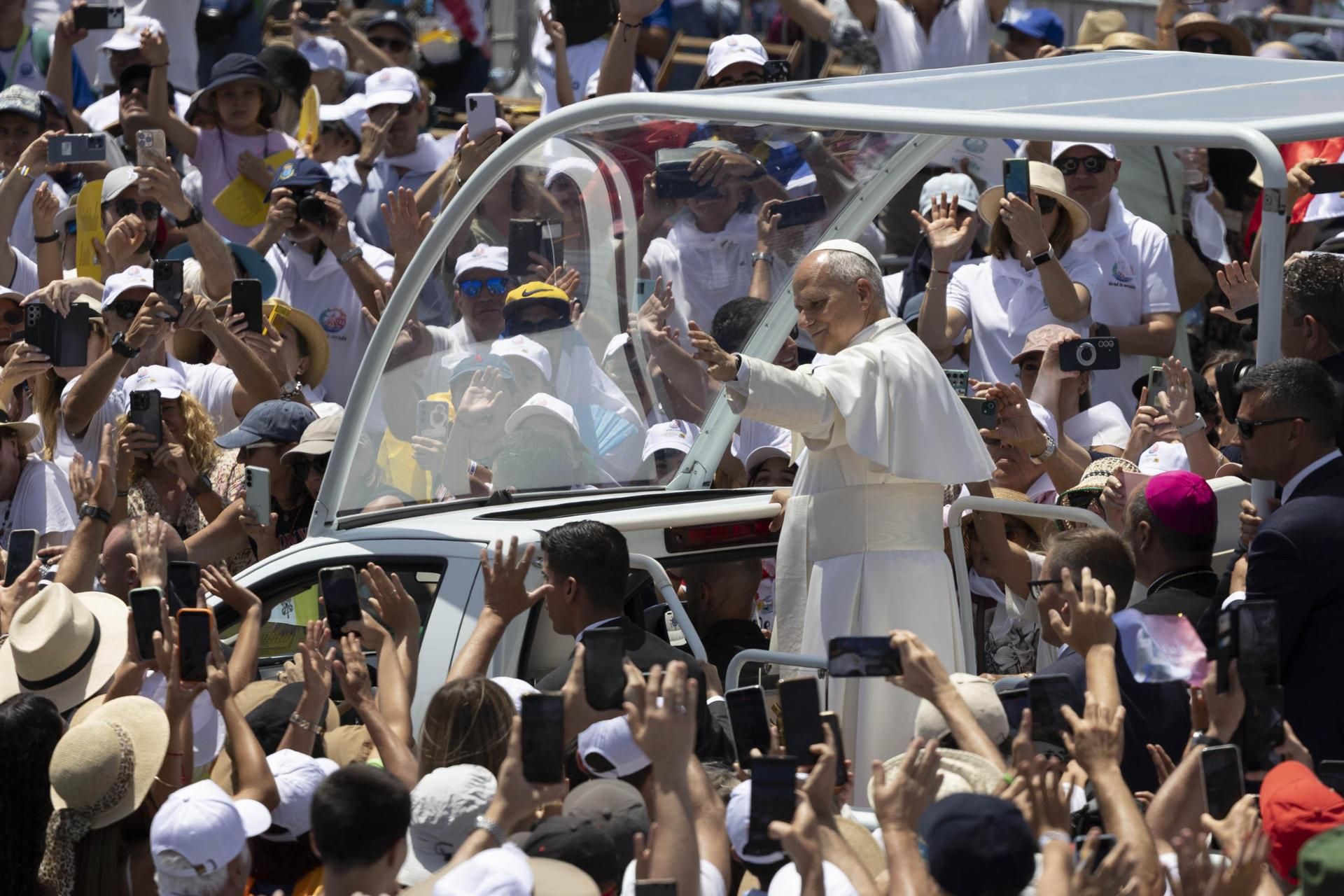 Miles de personas recibieron este viernes al papa León XIV en el puerto de Santa Cruz de Tenerife, donde celebró una misa multitudinaria en su último día de viaje.