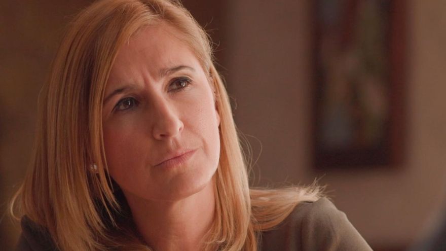 A juíza pergunta a Pradas se ela está disposta a fornecer as mensagens de WhatsApp que salvou de Mazon desde a época de Dana.