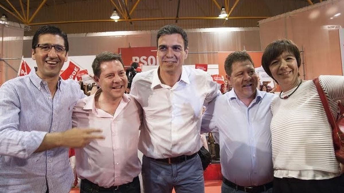 Page se lleva a su hermano gemelo al mitin de Alcázar con Sánchez: "Pedro es tan grande que necesito dos"