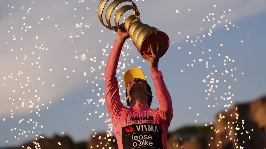 Simon Yates se lleva el rosa en el Giro tras una escalada a Finestre para la historia del ciclismo