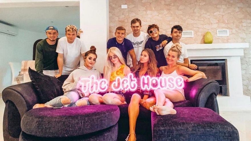 'Influencers' ingleses abren una mansión TikTok en España: "Tenemos piscina y bar por solo 380 euros al mes"