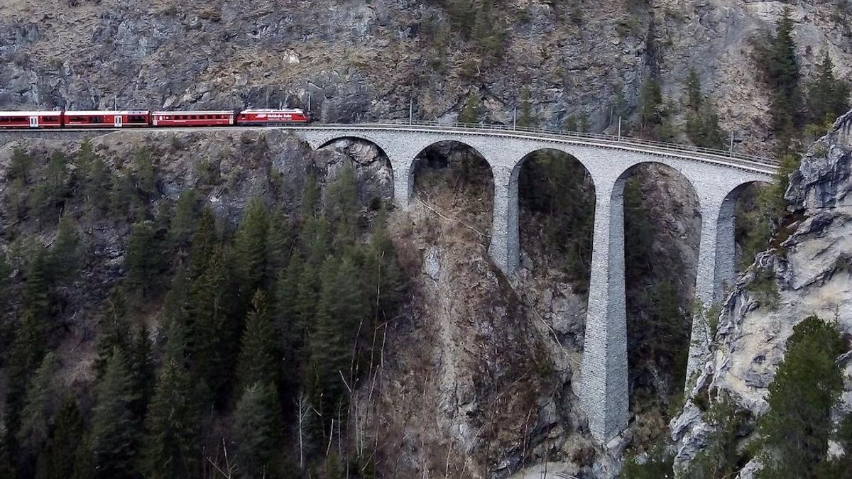 Con seis arcos y trayectoria curva, este impresionante viaducto suizo fue construido a 65 metros de altura