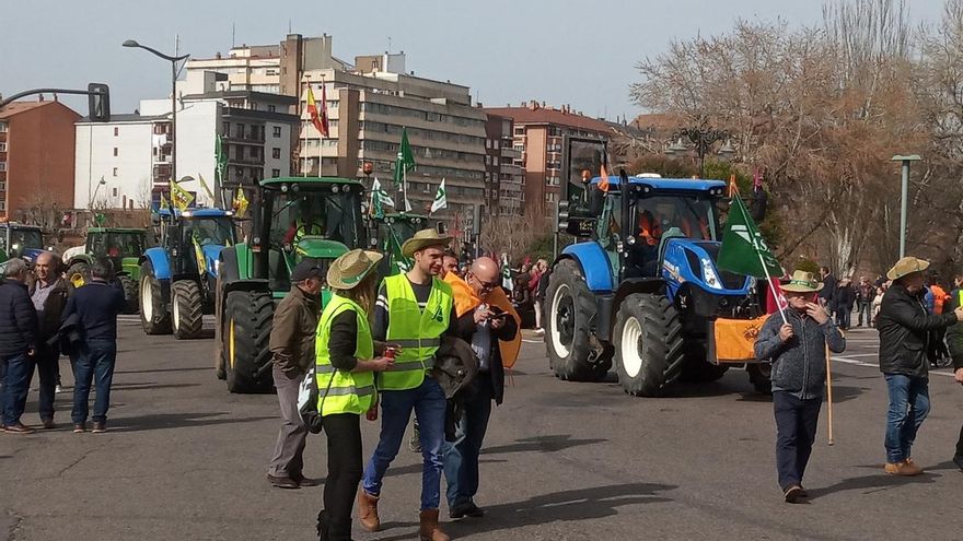 Más de 700 tractores y de 2.500 agricultores inundan las calles de León para reivindicar el futuro del sector
