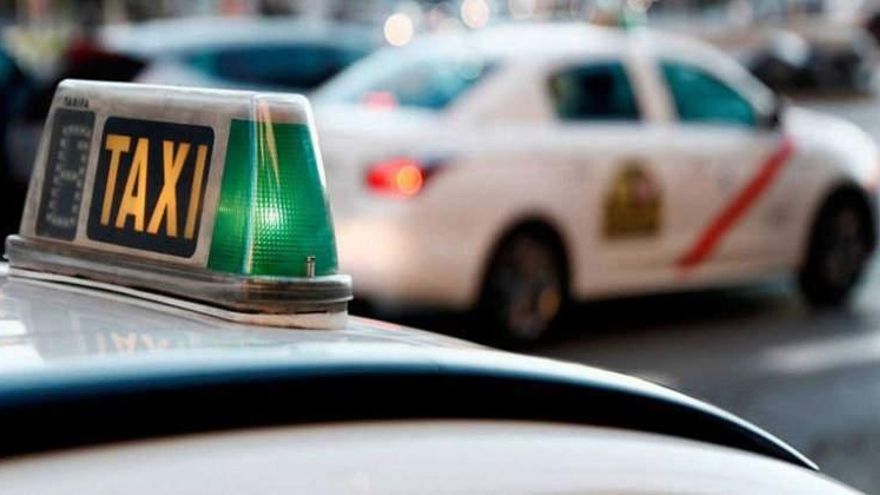 Cambios para los taxistas de Madrid: navegador, tener la ESO y licencia por puntos en la nueva ordenanza