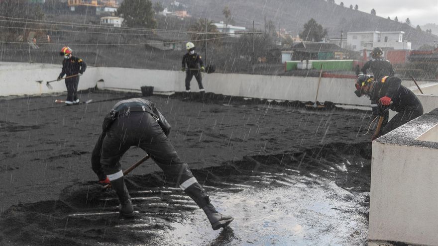 Como barrer un desierto: así es la titánica tarea de limpiar las cenizas del volcán de La Palma
