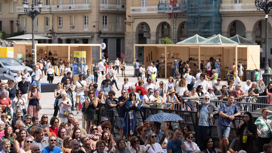 La Plaza de María Pita llena de personas ante la música de Rhodes