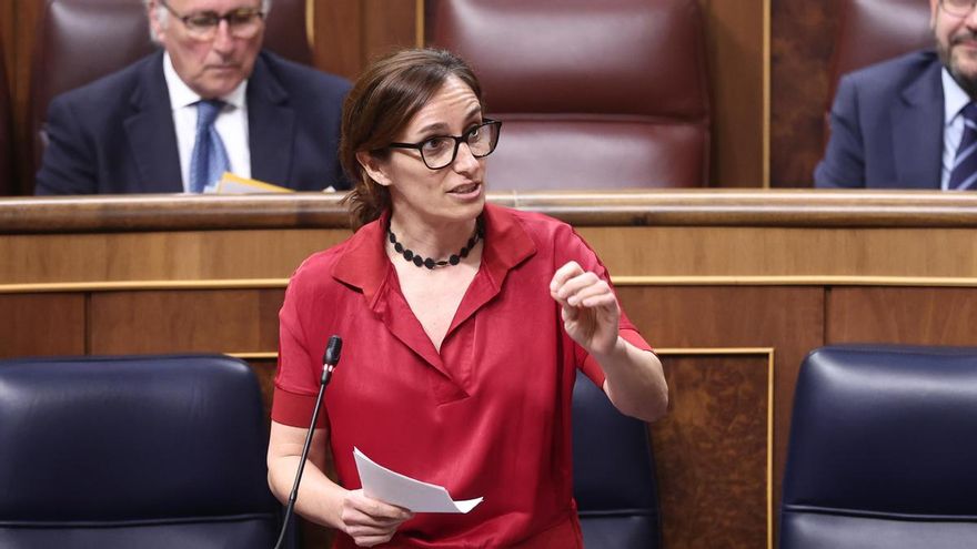 La ministra de Sanidad, Mónica García, durante un pleno en el Congreso de los Diputados, en Madrid.