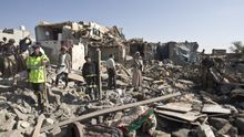 Búsqueda de supervivientes entre los escombros de las casas destruidas por ataques aéreos de la Coalición junto al Aeropuerto de Sana’a (Yemen). ©Bekki Frost/Oxfam