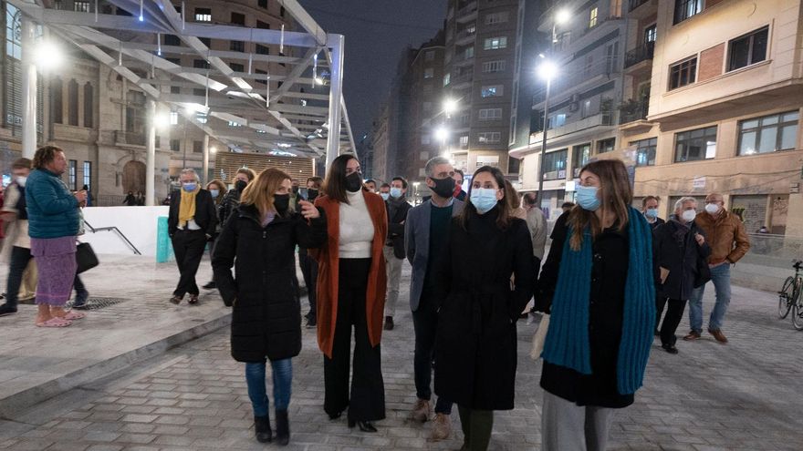 La vicealcaldesa de València, Sandra Gómez (segunda por la izquierda), junto a varios ediles del Gobierno municipal recorren la plaza.