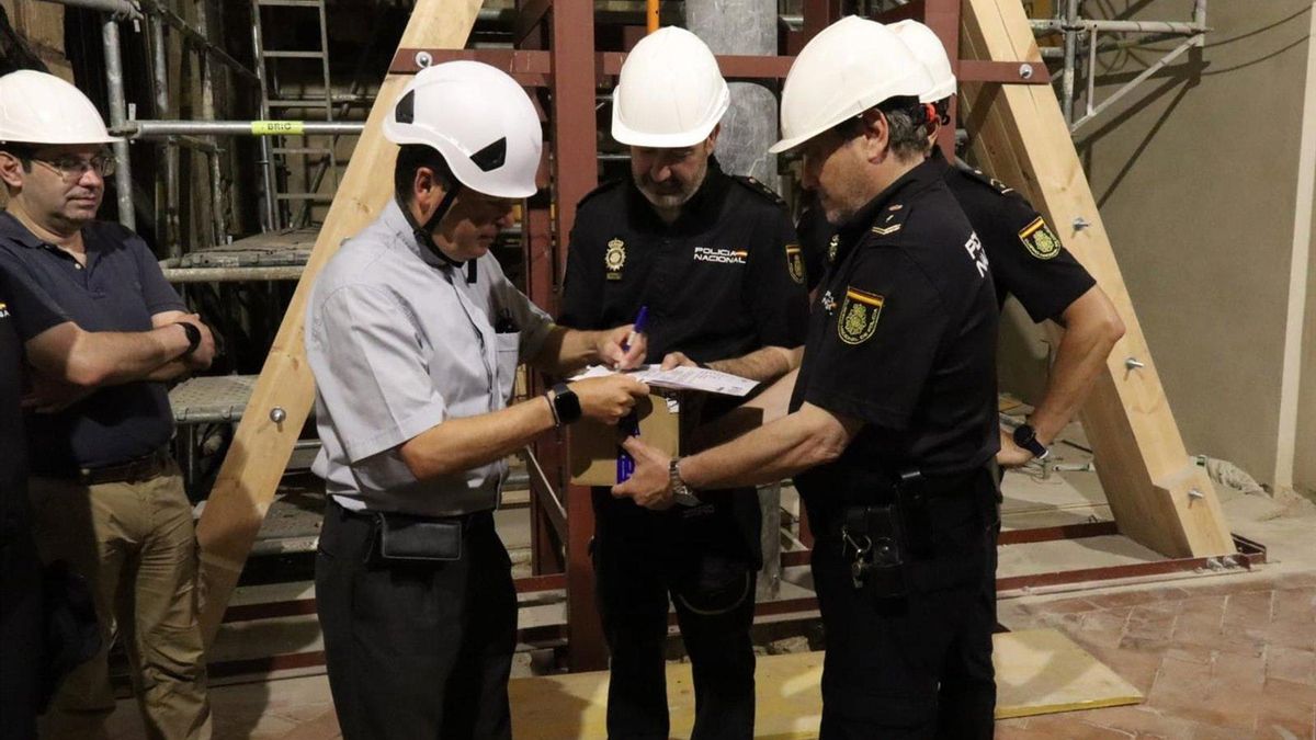La Policía devuelve al Cabildo los materiales arqueológicos de la Mezquita analizados tras el incendio de 2025
