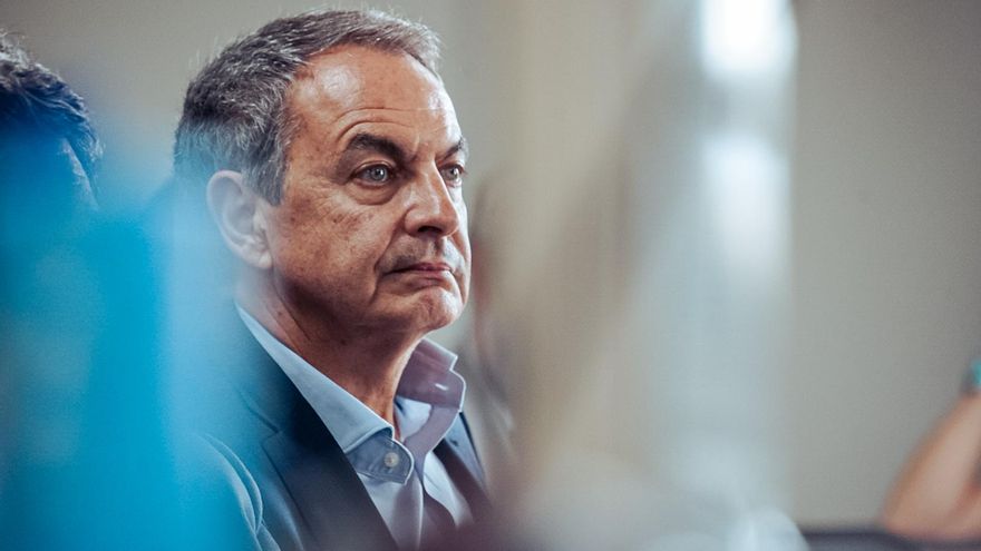 Archivo - El expresidente del Gobierno José Luis Rodríguez Zapatero durante la presentación del libro del exministro de Universidades Manuel Castells 'Testimonio: Viviendo historia', en el Círculo de Bellas Artes, a 8 de mayo de 2023, en Madrid (España).