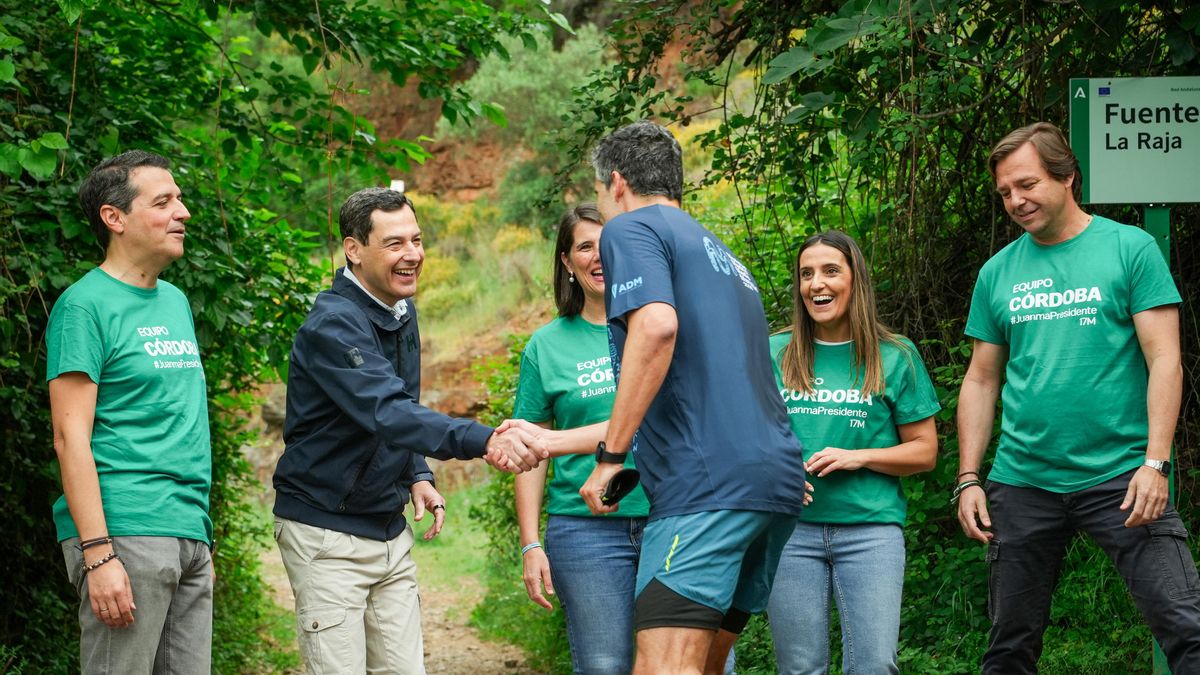 Juanma Moreno recorre el sendero de la fase 3 del Cinturón Verde de Córdoba junto a representantes del PP andaluz