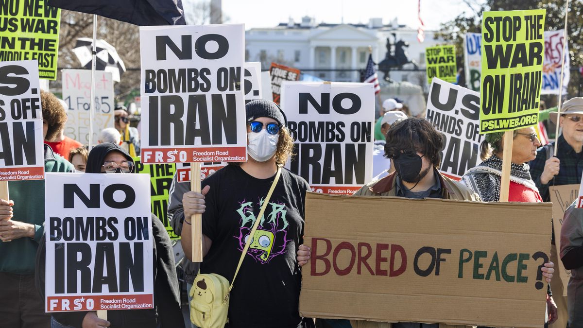 Protesta contra los bombardeos de Estados Unidos en Irán.