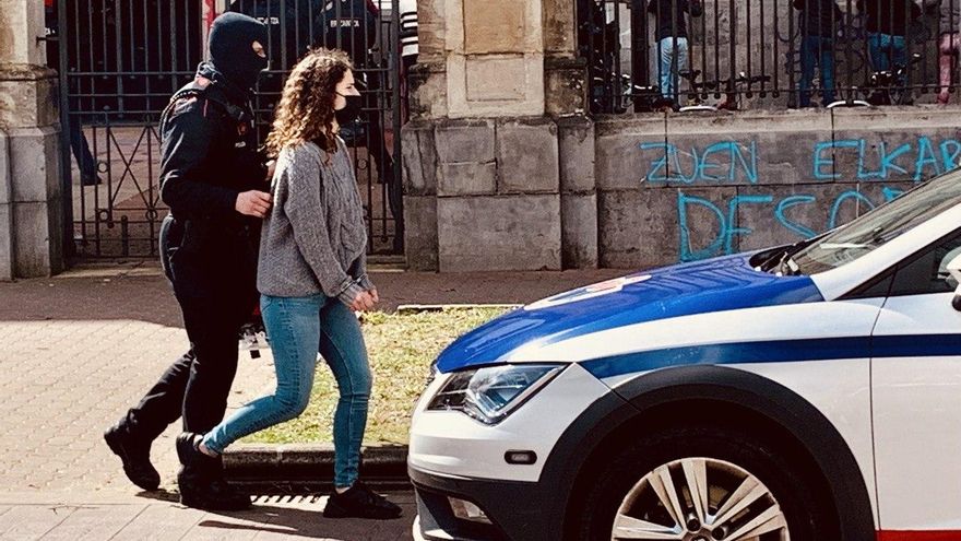 Un antidisturbios de la Ertzaintza se lleva a una detenida