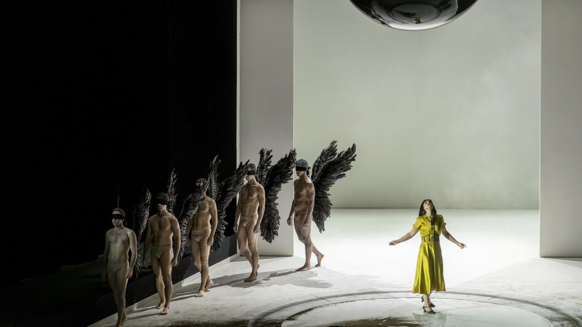 Salome, con los cinco ángeles de la muerte.