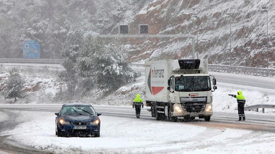 Fuerte nevada esta mañana en El Bruc (Barcelona) donde hay controles de Mossos a causa de las rectricciones