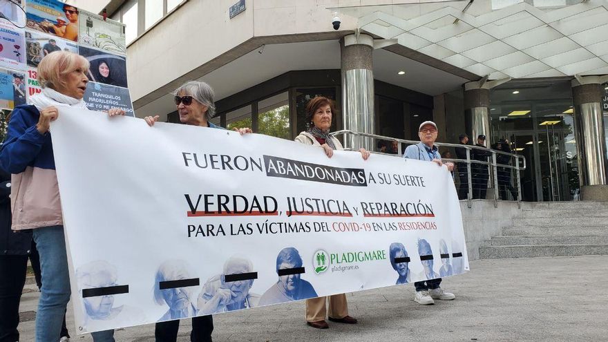 Siete familias de ancianos muertos en residencias de Madrid vuelven al juzgado que investiga los protocolos de Ayuso
