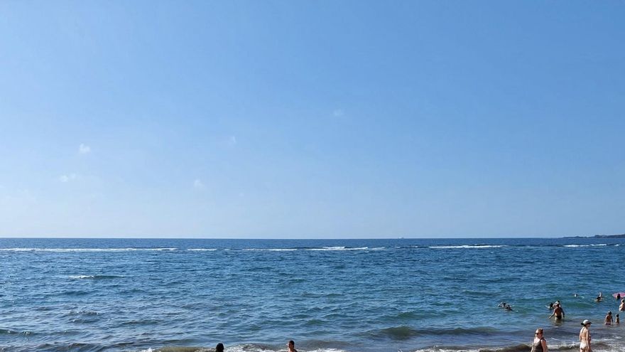 Las Palmas de Gran Canaria recomienda no bañarse en una zona de Las Canteras por la proliferación de microalgas