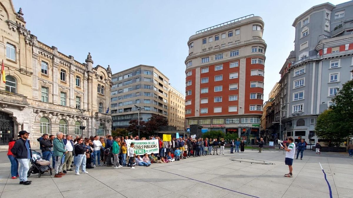 Decenas de usuarios de las pistas públicas de tenis de Santander protestan por la cesión a clubes privados
