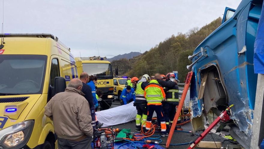 Vuelca un camión cargado de hierba en la Autopista del Huerna