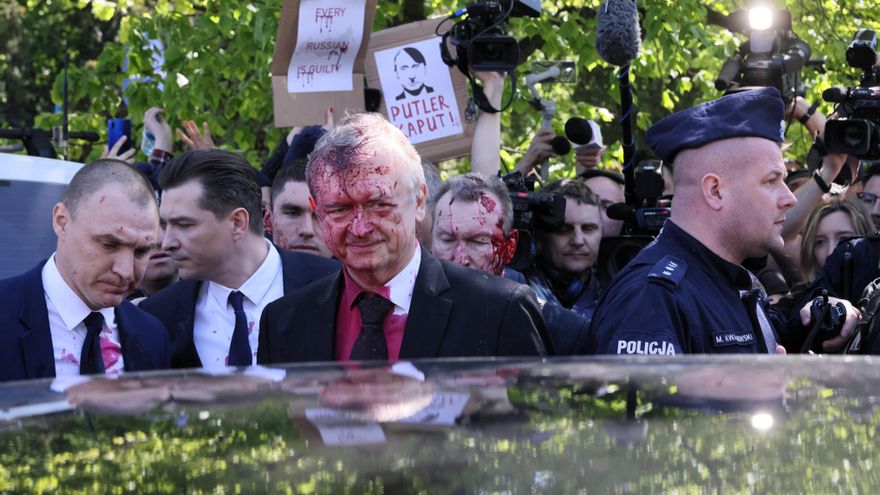 El embajador ruso en Polonia, Siergiej Andriejew (c) fue agredido este lunes en Varsovia cuando un grupo de gente le arrojó pintura roja, durante los actos convocados con motivo de la festividad nacional rusa del Día de la Victoria. EFE/EPA/Leszek Szymanski