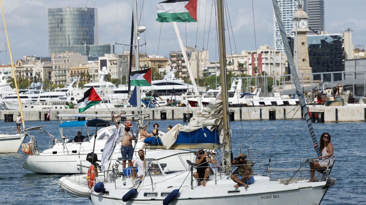 Vista de uno de los barcos que forman parte de la flotilla en el puerto de Barcelona este domingo. EFE/ Toni Albir