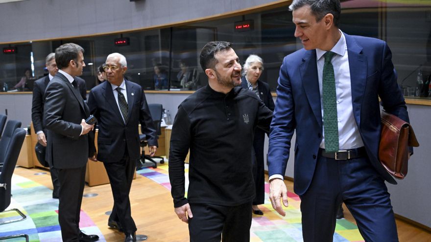 Presidente de Ucrania, Volodimir Zelenski, y el presidente del Gobierno, Pedro Sánchez, en la cumbre europea en Bruselas