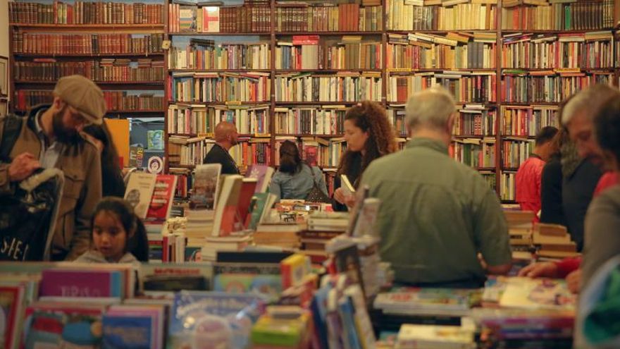 Personas visitan una librería.