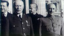 Franco junto a Philippe Pétain. A sus espaldas, Ramón Serrano Suñer