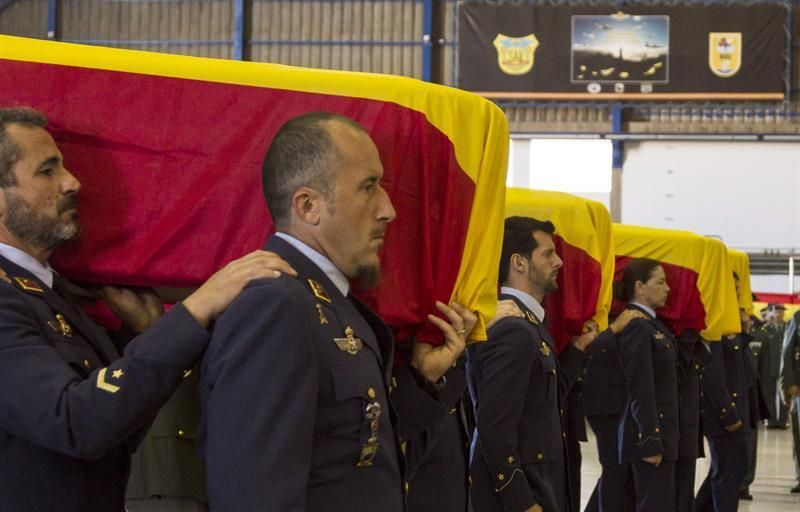 Compañeros de los cuatro militares fallecidos el pasado 19 de marzo, pertenecientes al escuadrón 802 del Escuadrón del Servicio Aéreo de Rescate (SAR) portan sus feretros en el funeral celebrado en la Base Aérea de Gando, en Gran Canaria. EFE/Ángel Medina G