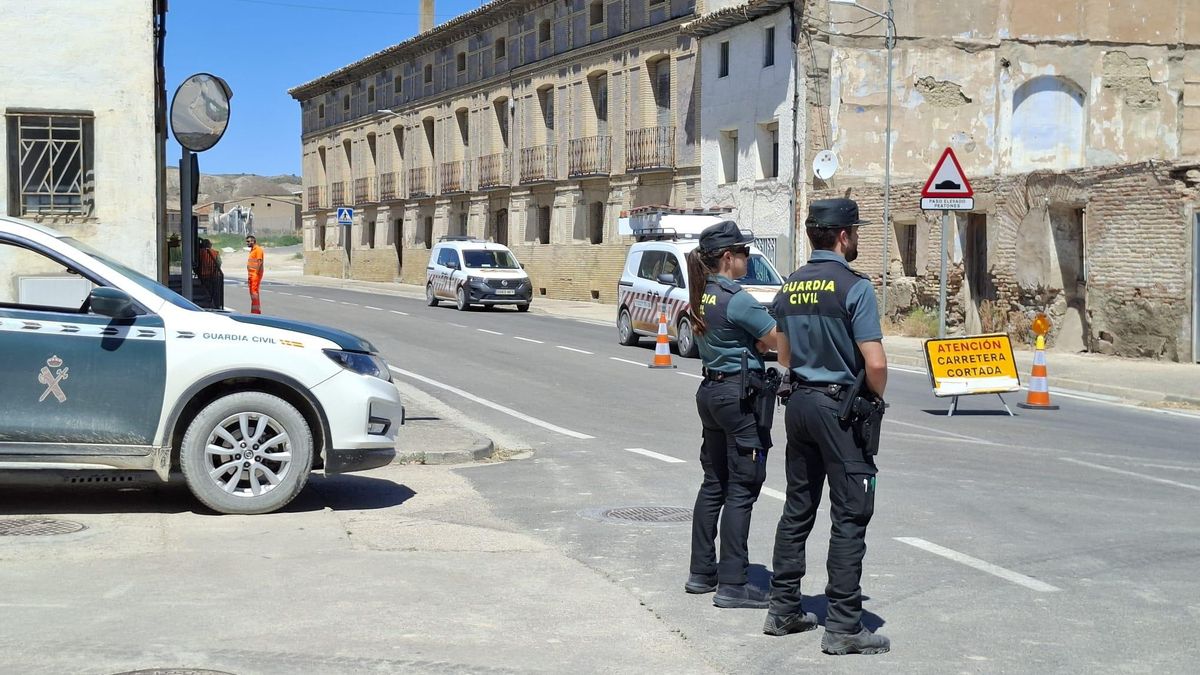 Dos guardias civiles vigilan el acceso cerrado a la A-129 en Alcubierre, en dirección a Leciñena.