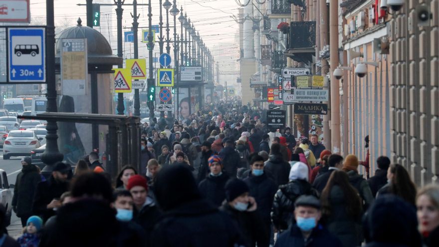 Decenas de personas caminan por una calle de San Petersburgo, Rusia. EFE/EPA/YURI KOCHETKOV