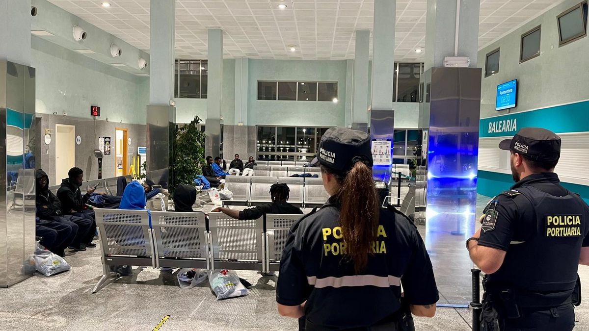 Migrantes acogidos una noche en las instalaciones de Autoridad Portuaria.