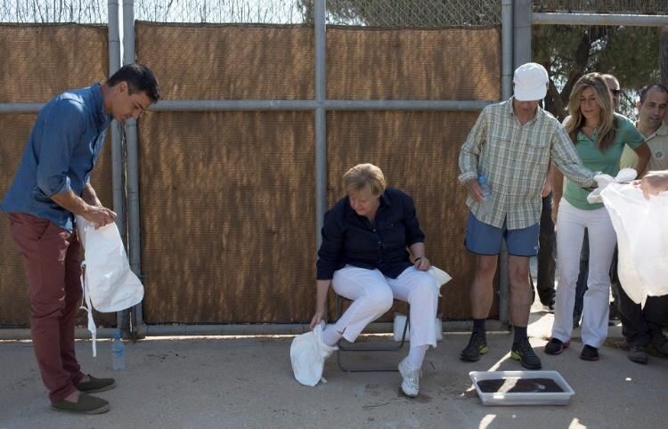 Los líderes de España y Alemania preparándose para entrar en el Centro de Cría en cautividad del lince ibérico