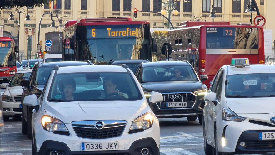 La percepción del transporte público en València empeora: la valoración de la EMT cae en dos años