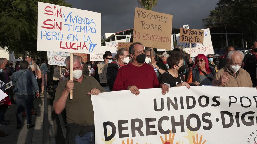 Manifestación de personas damnificadas por el volcán de La Palma. (ALEJANDRO RAMOS)
