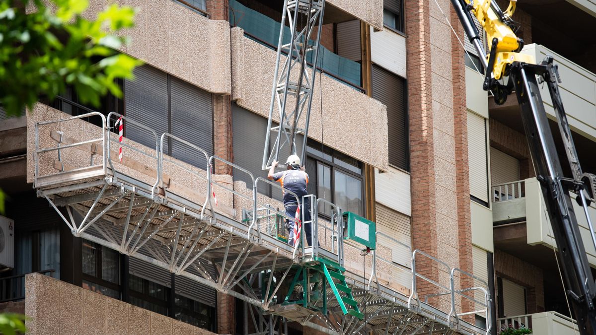Archivo - Trabajador de la construcción