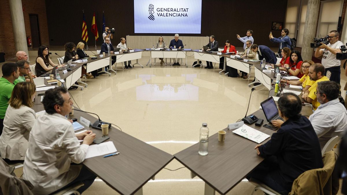 La consellera Carmen Ortí y el secretario autonómico Daniel McEvoy, reunidos con los sindicatos educativos STEPV, CCOO, UGT, CSIF y ANPE para tratar de desbloquear un acuerdo que paralice la huelga en educación.