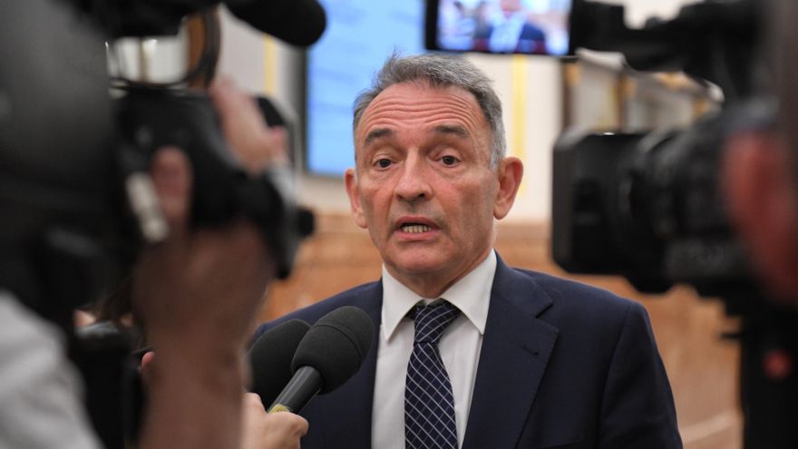 Archivo - El diputado de Sumar Enrique Santiago, realiza unas declaraciones a los medios, a la salida de una sesión plenaria, en el Congreso de los Diputados, a 25 de junio de 2024, en Madrid (España).