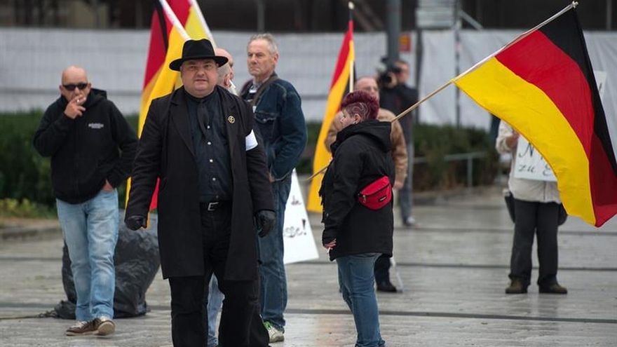 La policía alemana acordona una marcha neonazi tras incidentes con refugiados