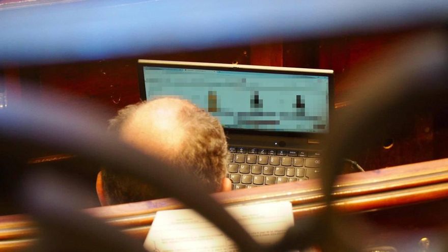 Cazado un concejal del PP de Valencia comprando vino por internet en pleno debate sobre la DANA