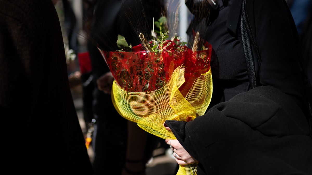 Una mujer lleva un ramo de rosas durante la Diada de Sant Jordi en 2025, Barcelona