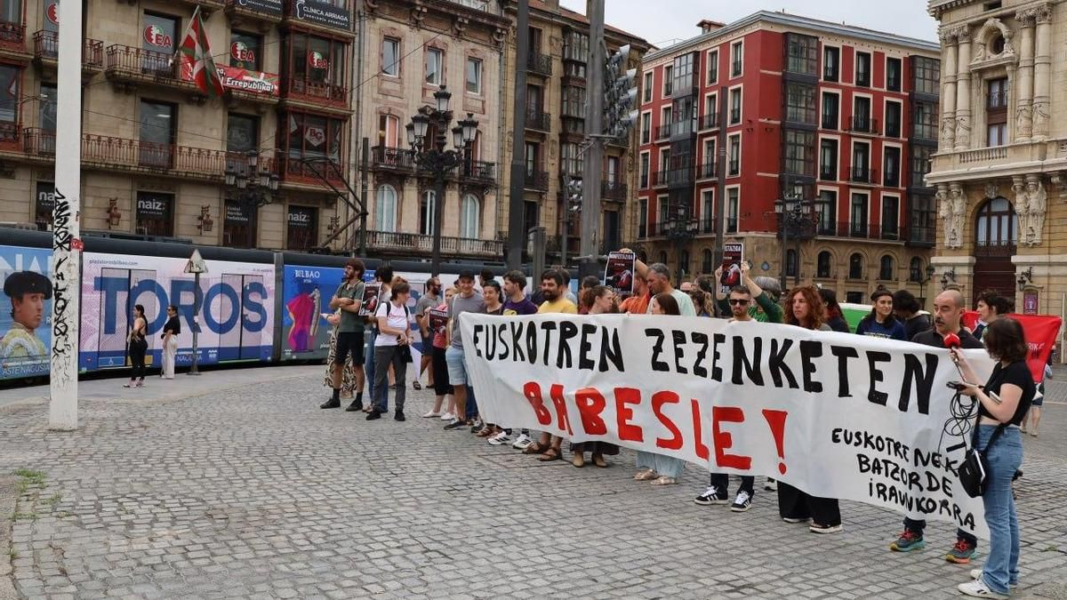 Toros en Bilbao: de las protestas por la publicidad en el tranvía a las críticas a los descuentos para los jóvenes