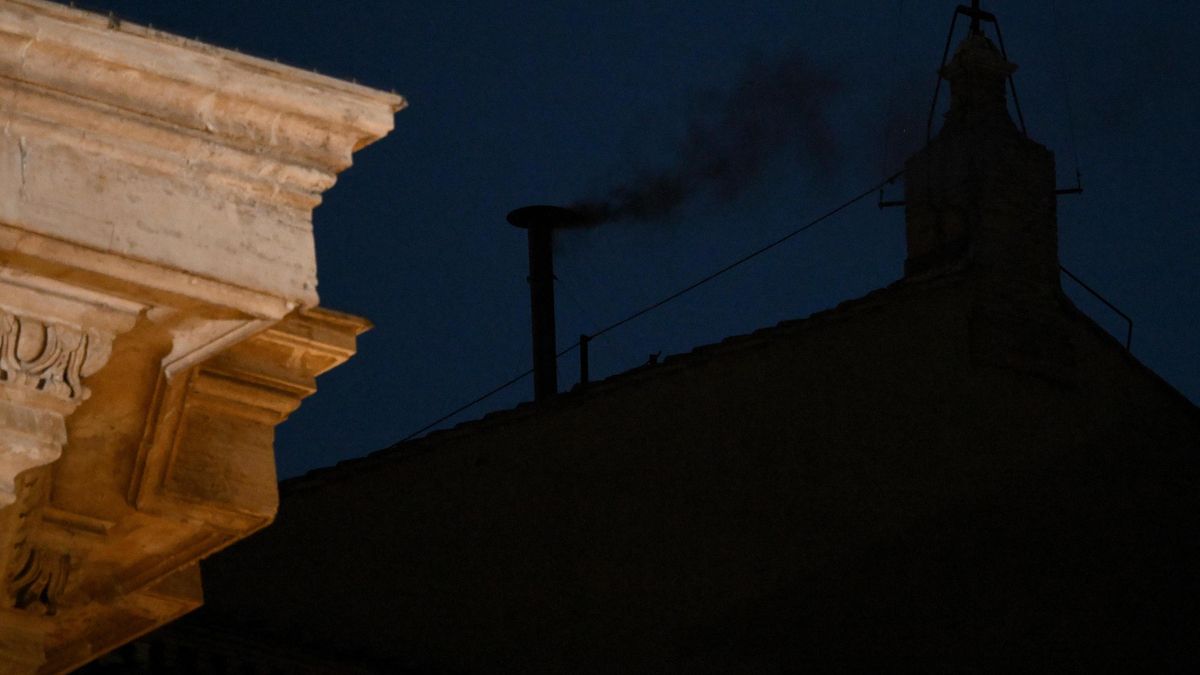 La fumata negra de la primera votación de este cónclave